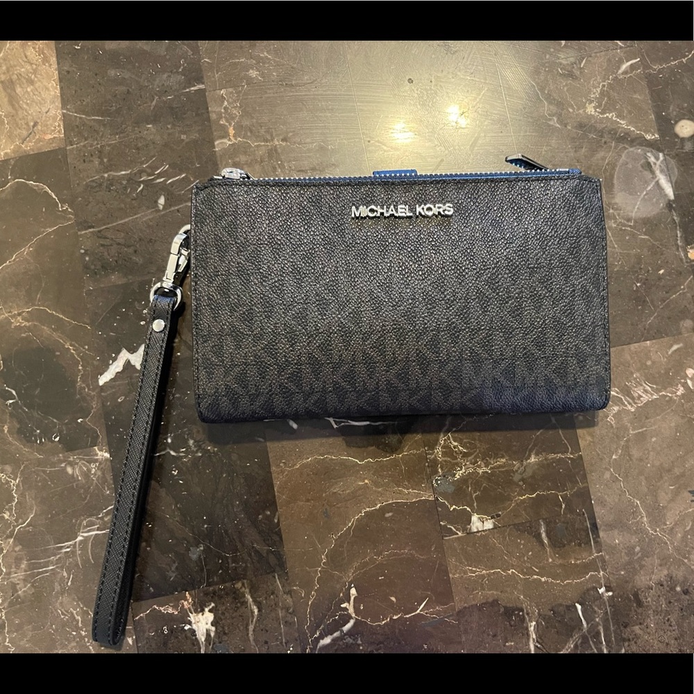 The Adele leather smartphone wallet